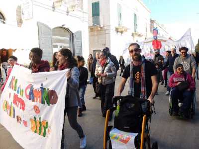...un corteo che festosamente color� le strade di Terlizzi per affermare i diritti dei disabili e al quale parteciparono scuole, associazioni del territorio e semplici cittadini